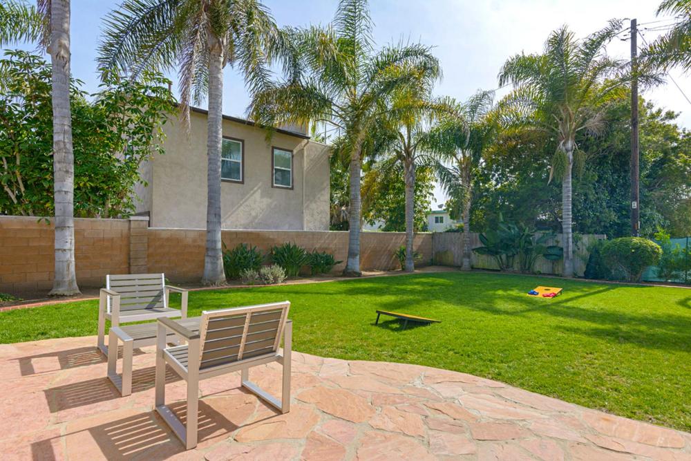 Ultimate Beach Bungalow - 1 block from beach - huge backyard